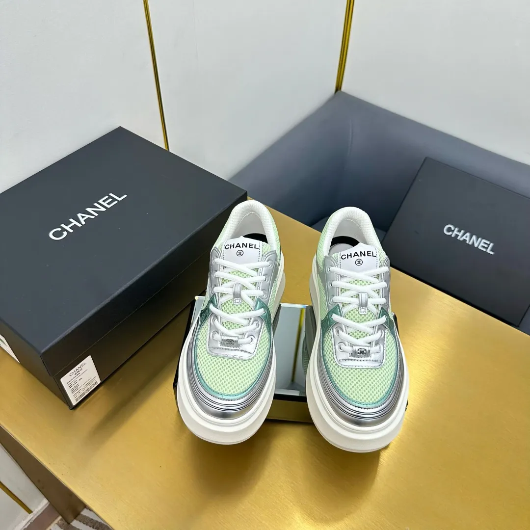 👟👟Ex-factory price 680👟👟 Upgraded version, upgraded version, upgraded version! No rebuttal accepted! ! ! ! Chanel Chanel panda shoes! 2025 counter's top casual sports shoes. This classic design; the upper is electro-embroidered with a variety of techniques; the outsole is fashionable and sporty; the unusual inclusion of a variety of color matching elements... The diversified mix and match is very good-looking and versatile, and can be used for leisure, fashion, sports, and outdoor... ꫛꫀꪝ Go➫ Materials: ❶Upper made of: original imported first-layer silk cowhide + original waterproof cloth + original first-layer cowhide ❷Inner lining: Original Yangli+Net ❸Outsole based on: Original TPU combination outsole Counter boutique packaging complete set for women 35–41 👉 👉